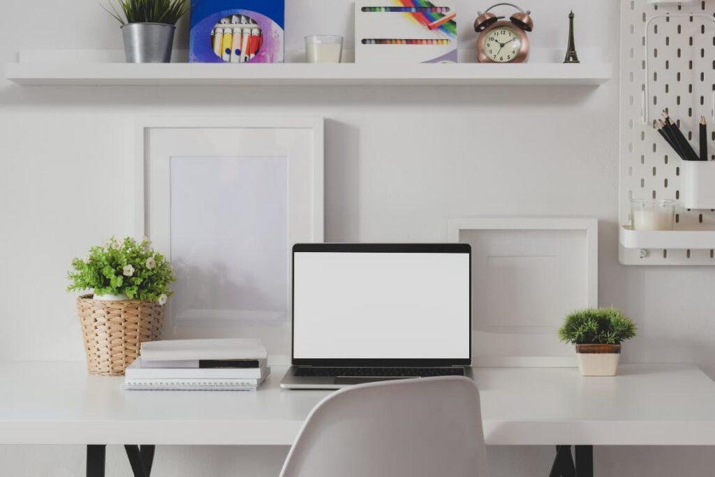 Home office minimalista com luz natural, mesa branca e poucos objetos